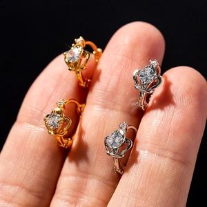 Elegant mini crown crown stud earrings with sparkling cubic zirconia in gold and silver