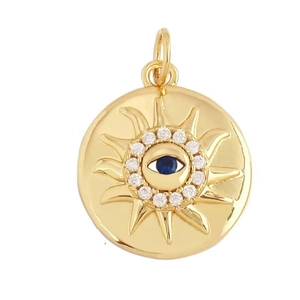 Dettaglio del ciondolo in oro con zircone blu e design radioso a forma di sole