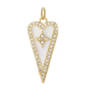 Dettaglio del ciondolo a cuore in smalto bianco con accenti di zirconi scintillanti