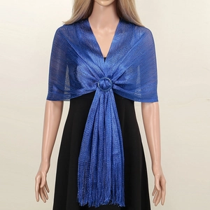 Blauer Metallic-Schal mit V-Ausschnitt, silberner Schnalle und langen Fransenquasten