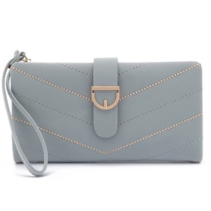 Detailansicht der hellblauen gesteppten Lederbrieftasche mit V-Muster und D-Schnalle