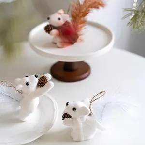 Décoration Suspendue Écureuil de Noël Ornement Animal en Mousse Floquée Avec Pomme de Pin Naturelle pour Sapin de Noël Fête Maison