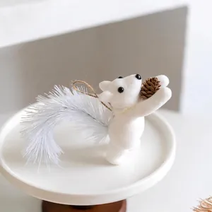 Décoration de Noël écureuil floqué blanc avec pomme de pin et cordelette en jute