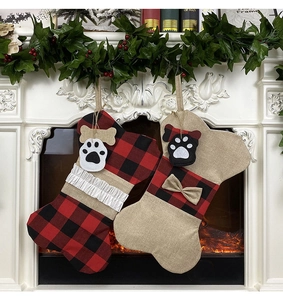 Détail de chaussettes de Noël en forme d'os suspendues à une cheminée festive