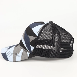 Dettaglio del cappello trucker camo geometrico con retro a rete nera e motivi blu
