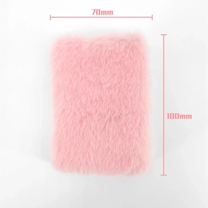 Detailopname van roze pluche A7-notitieboekje met afmetingen van 70 mm x 100 mm