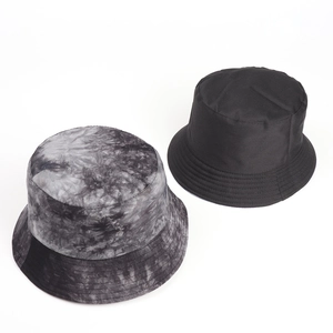 Détails du chapeau bob tie-dye et noir uni avec coutures renforcées sur le bord
