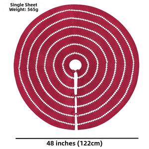 Détail du tapis de sapin de Noël tricoté rouge 48 pouces avec rayures et nœuds