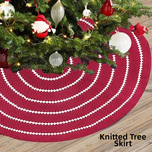 Détail du tapis de sapin de Noël tricoté rouge avec motif ondulé blanc