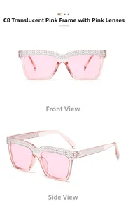 Nahaufnahme einer rosa Oversized-Sonnenbrille mit Strass am Rahmen und rosa Gläsern