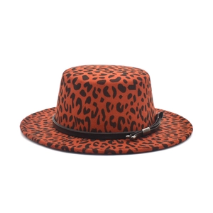 Détail d'un chapeau fedora léopard avec bandeau en cuir noir et boucle argentée