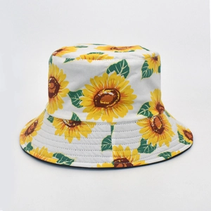 Détail de l'imprimé tournesol et des coutures renforcées sur un chapeau bob en coton