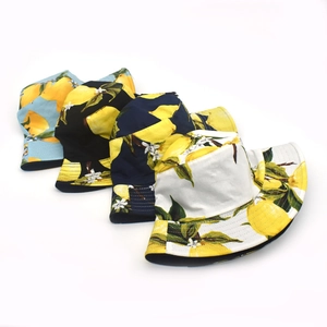 Vue détaillée de chapeaux bobs avec imprimés tournesols et citrons en quatre couleurs