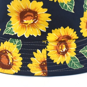 Chapeau bob réversible avec imprimé tournesols jaunes sur coton bleu marine