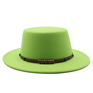 Chapeau fedora en feutre vert vif avec une bande en cuir marron et rivets métalliques