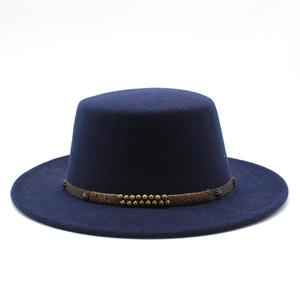 Chapeau rétro en laine bleu marine à bord large avec ruban en cuir à rivets dorés