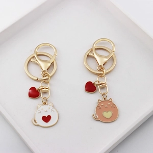 Cute enamel alloy cat keychains with heart pendants in white and orange for couples
