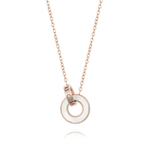 Détail de collier en titane or rose avec anneaux entrelacés et chiffres romains