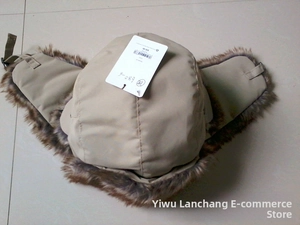 Détail du bonnet d'aviateur kaki imperméable avec doublure chaude en fausse fourrure brune