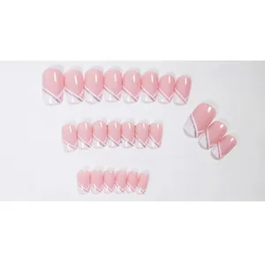 Unghie finte rosa stile francese con punte bianche oblique e glitter argento lucido