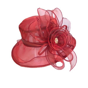 Chapeau de soleil élégant en organza bordeaux avec grande fleur et larges bords pour femme