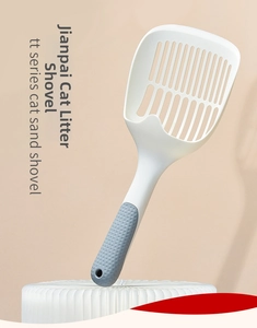 Détail de la poignée grise antidérapante ergonomique avec trou de suspension pour pelle