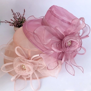 Détail de chapeaux de soleil élégants en organza avec fleurs 3D et perles décoratives