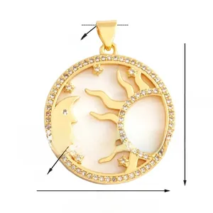 Vue détaillée du pendentif lune et soleil en nacre avec zircons blancs de 28mm