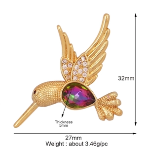 Kolibri-Anhänger mit Aurora-Tropfenstein und Zirkonia-Flügeln auf weißem Grund