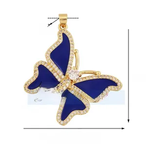 Details des blauen Schmetterling-Anhängers mit Zirkonia und Goldoberfläche