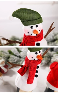 Dettaglio copribottiglia pupazzo di neve con sciarpa rossa per decorazione tavola Natale