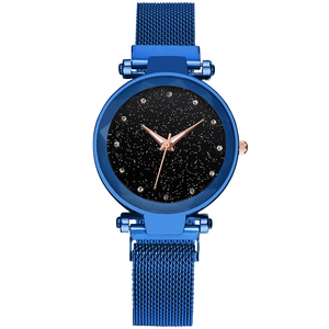 Détail du cadran bleu ciel étoilé avec strass et bracelet magnétique en maille milanaise