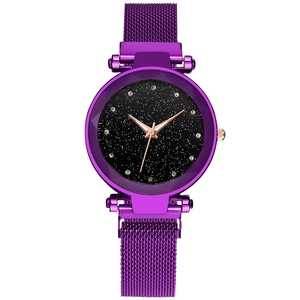 Détail du cadran violet ciel étoilé avec cristaux et bracelet maille magnétique