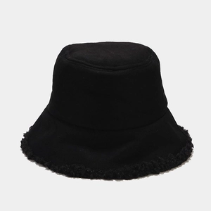 Dettaglio del cappello alla pescatora nero invernale con bordo in morbido sherpa