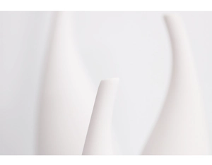 Detalle del jarrón de cerámica blanca mate con diseño moderno y minimalista único