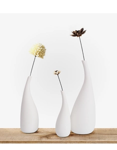 Set de tres jarrones de cerámica blanca mate de estilo minimalista con flores secas decorativas