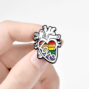 Spilla a cuore arcobaleno in smalto con scritta LOVE in lega di zinco colorata