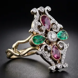 Anello quadrifoglio bicolore con rubini, smeraldi e diamanti in un design a fascia intrecciata