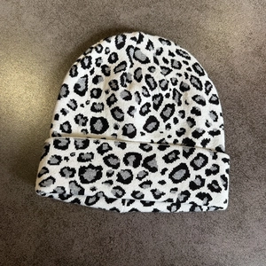 Detailed top view of leopard print jacquard knit beanie with thick insulating fabric