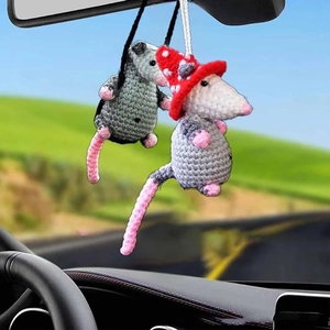 Set di due decorazioni per auto a forma di opossum all'uncinetto con cappello a fungo