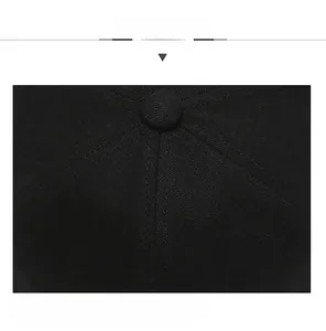 Détail macro des coutures en sergé de coton et du bouton supérieur d'un bonnet dock noir