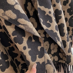 Thick leopard print cashmere scarf with black fringe tassels for autumn and winter warmth