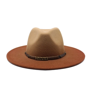 Détail du chapeau fedora en laine bicolore avec bord rouge et ruban orné de clous