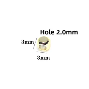 Detailansicht der 3mm goldener Quadratperle mit 2,0mm Loch für DIY-Schmuck