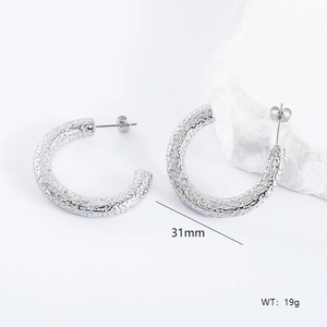 Irregular silver C-shape hammered earrings with 31mm diameter and 19g weight specs