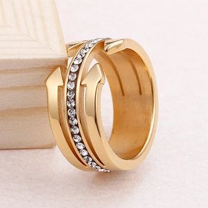 Bague en acier inoxydable plaqué or 18 carats avec design flèche et zircons incrustés