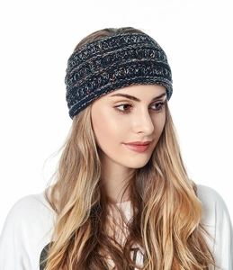 Détail d'un bandeau d'hiver en tricot gris avec des accents orange et blanc