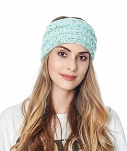 Gros plan sur un bandeau en tricot vert menthe avec points confetti et texture fine