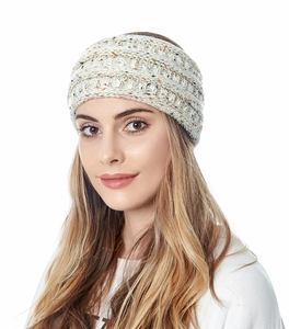 Détail du bandeau en maille d'hiver beige avec des taches colorées et texture épaisse