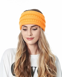 Détail d'un bandeau en tricot torsadé orange vif avec doublure polaire chaude
